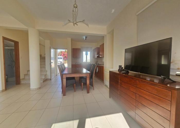 2 Bdr Home - walk to beach!
