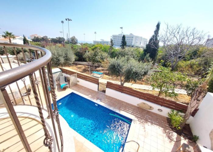 2 Bdr Home - walk to beach!