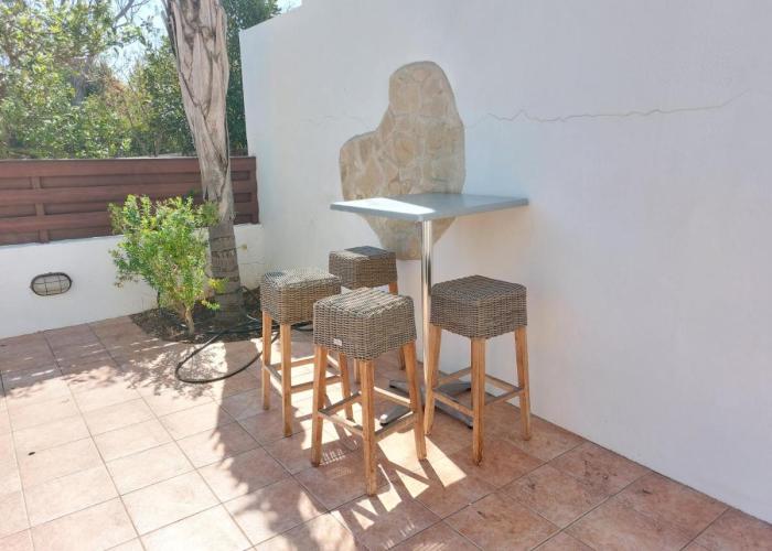 2 Bdr Home - walk to beach!
