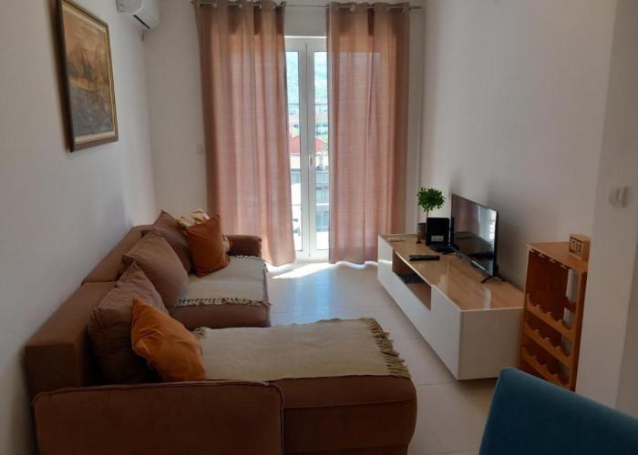 Spacious two bedroom apartment with free parking