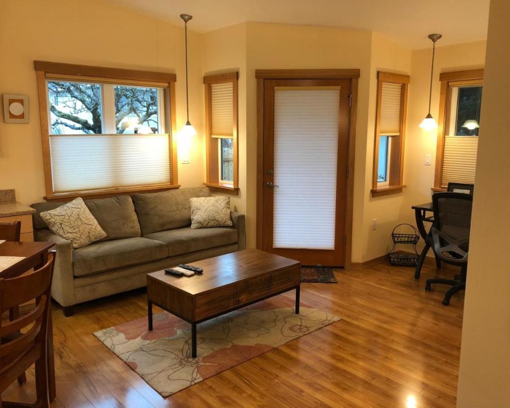 The Bungalow -- Minutes from the Airport - on the Way to the Glacier