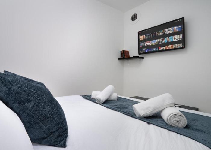 Pninat HaHoshen suite