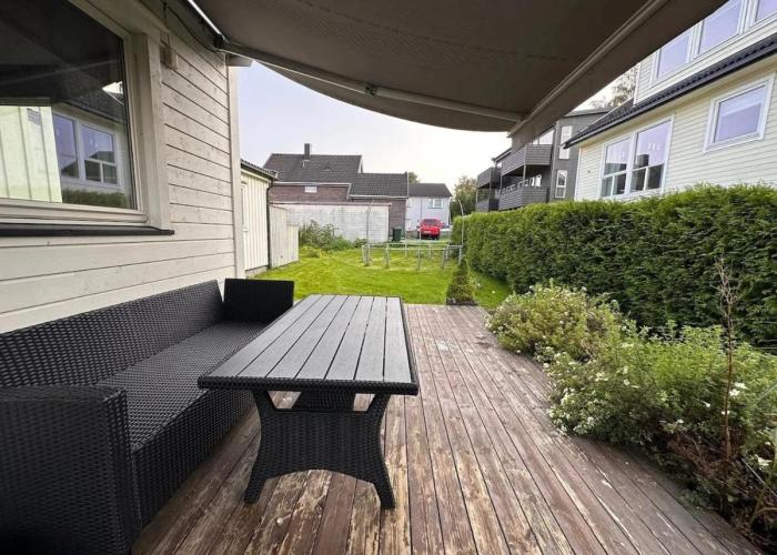 Beautiful spacious home w garden