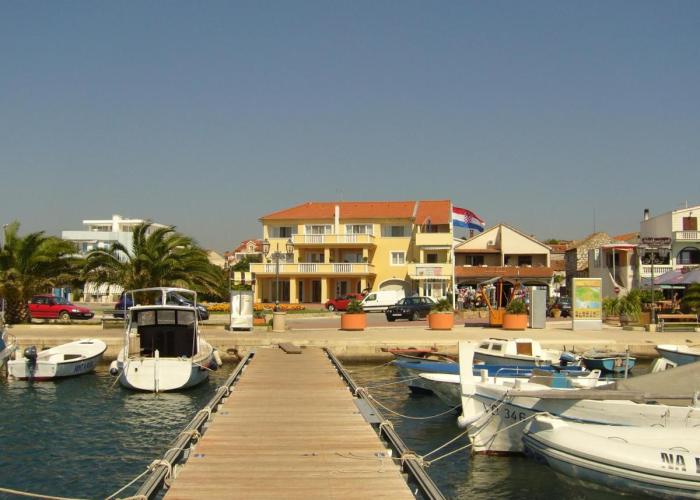 apartments & fastfood RIVA