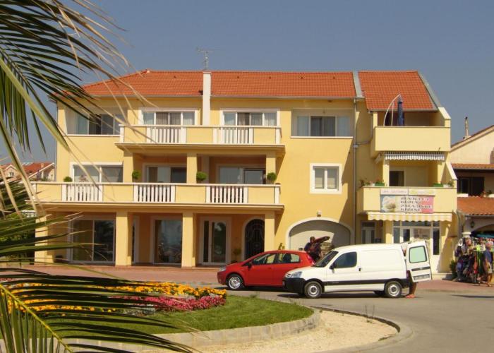 apartments & fastfood RIVA