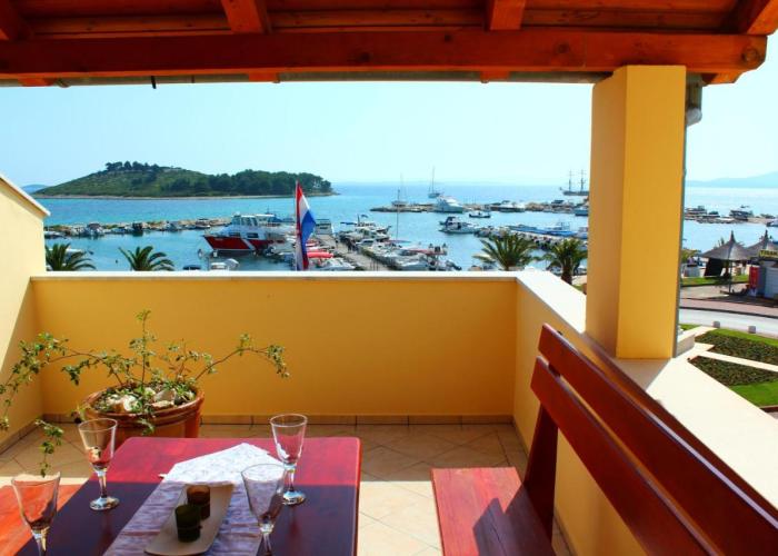 apartments & fastfood RIVA