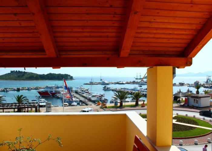 apartments & fastfood RIVA