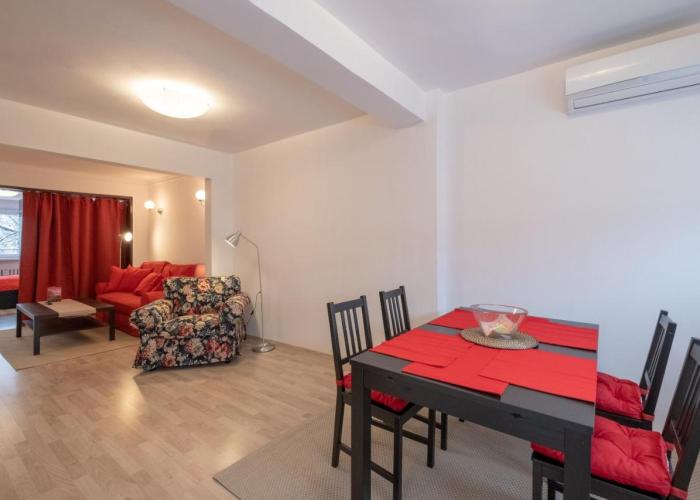 LZ Spacious One Bedroom Apartment in Top Centre
