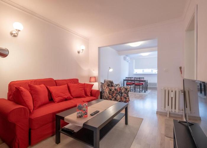 LZ Spacious One Bedroom Apartment in Top Centre
