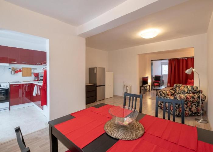 LZ Spacious One Bedroom Apartment in Top Centre