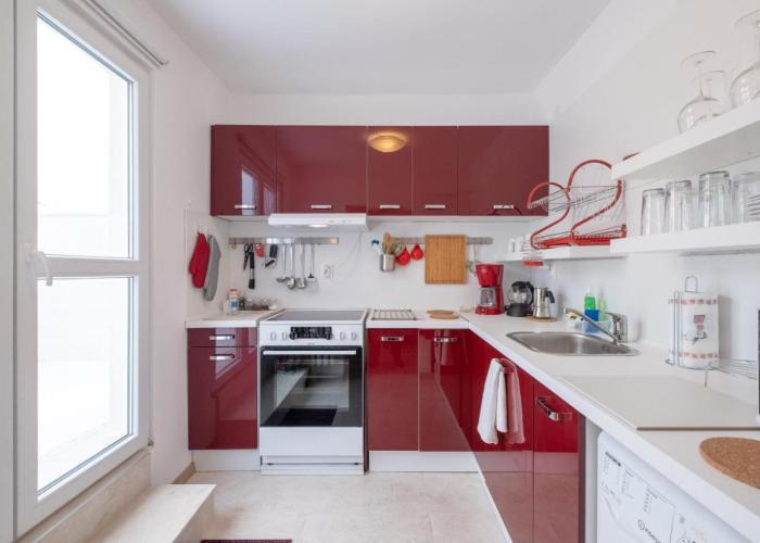 LZ Spacious One Bedroom Apartment in Top Centre