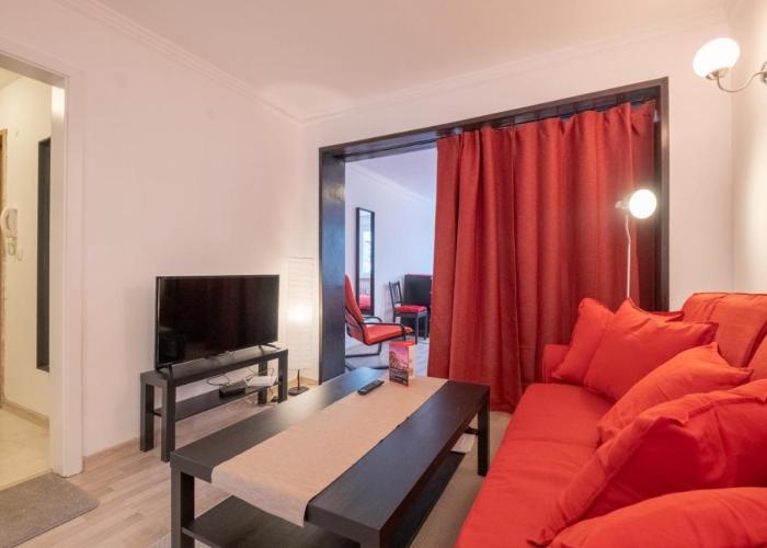 LZ Spacious One Bedroom Apartment in Top Centre