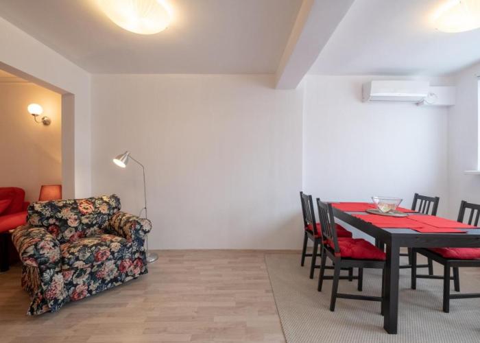 LZ Spacious One Bedroom Apartment in Top Centre