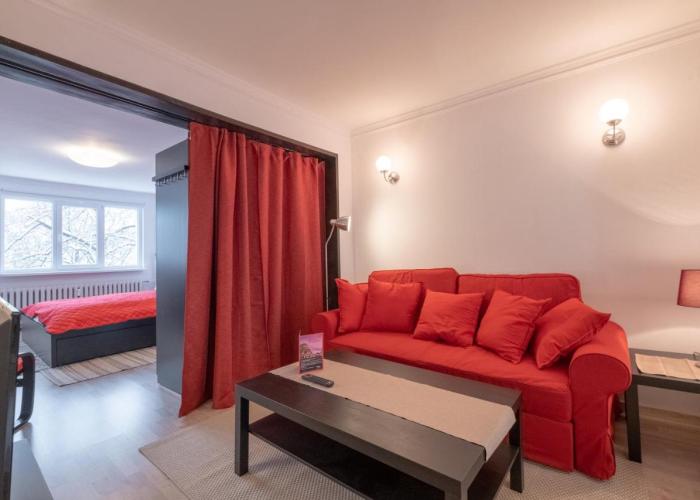 LZ Spacious One Bedroom Apartment in Top Centre
