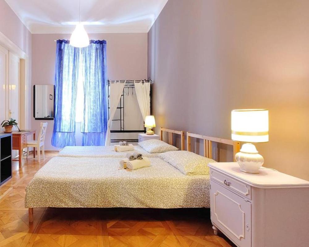 фото B7 Hostal
