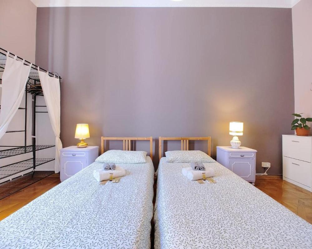 фото B7 Hostal