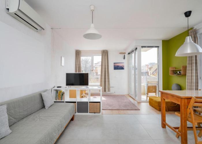 Bright and Cozy 1BD Apartment plus Desk by Flat Mаnаger