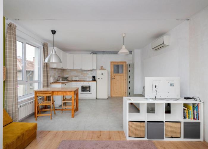 Bright and Cozy 1BD Apartment plus Desk by Flat Mаnаger