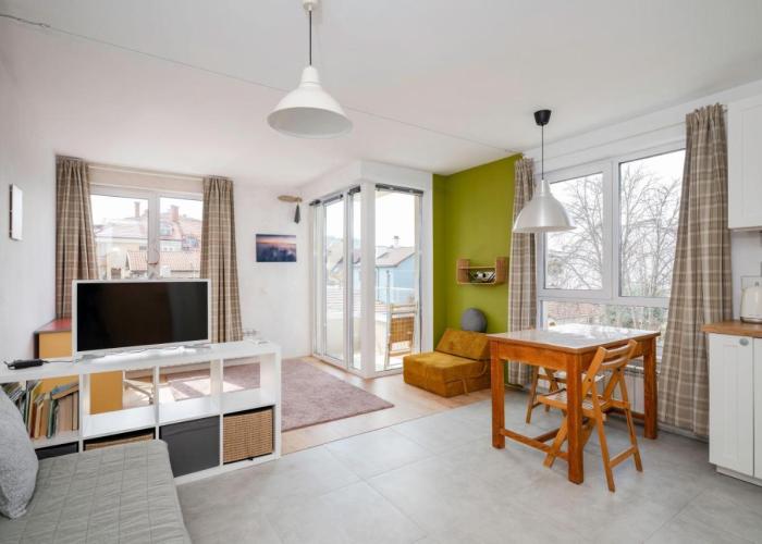 Bright and Cozy 1BD Apartment plus Desk by Flat Mаnаger