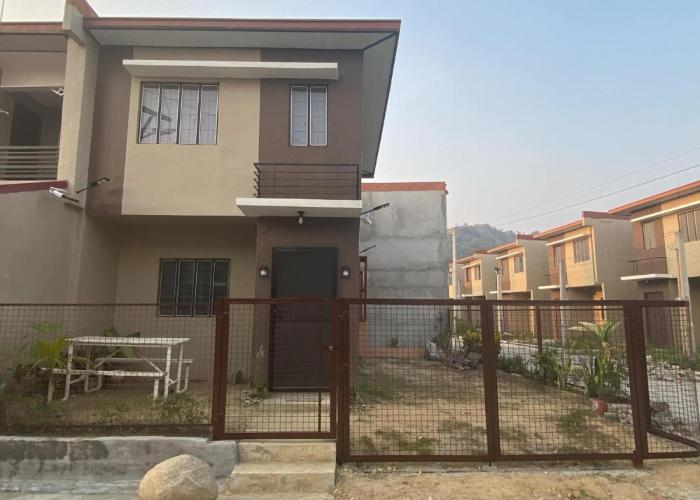 Cozy Rustic Corner House Subic
