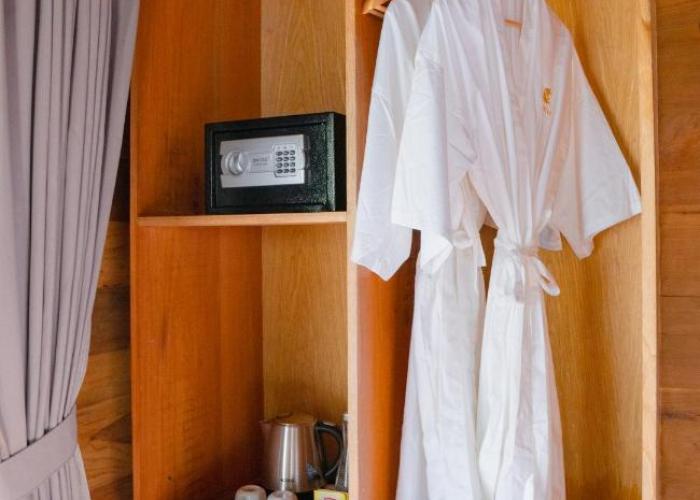 Devani Resort Sidemen