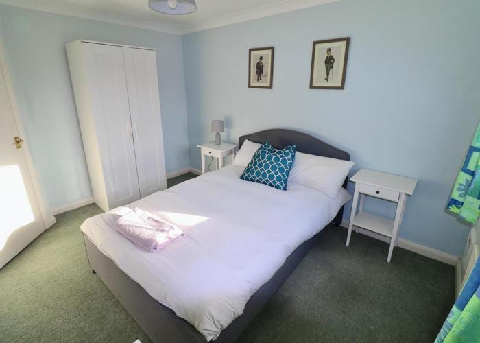 Spacious 4 Bed House in Winchester with Parking and Garden