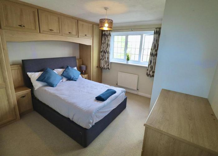 Spacious 4 Bed House in Winchester with Parking and Garden