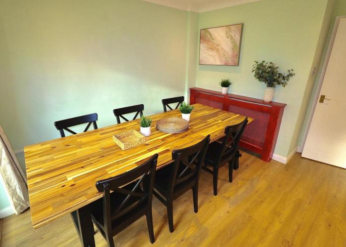Spacious 4 Bed House in Winchester with Parking and Garden