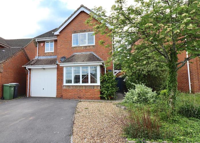 Spacious 4 Bed House in Winchester with Parking and Garden
