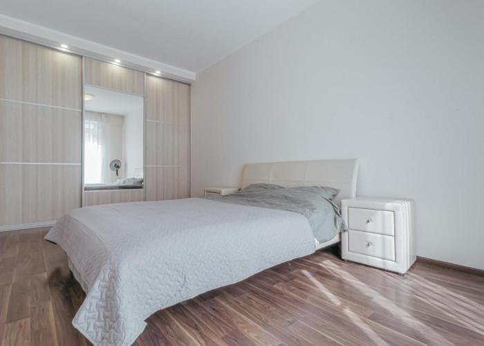 Modern Flat near City Center with Parking, Smart TV & Wi-Fi