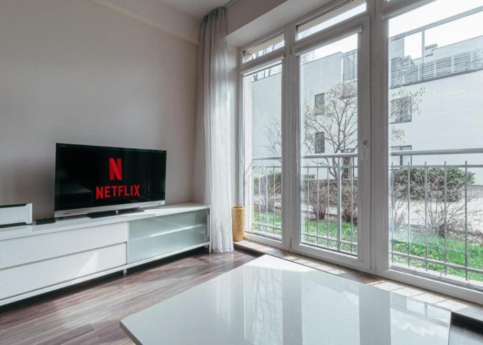 Modern Flat near City Center with Parking, Smart TV & Wi-Fi