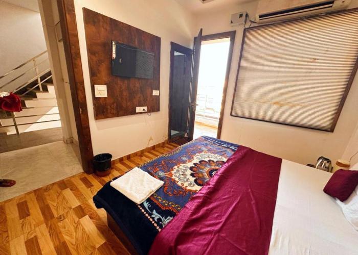 Laxmi Residency ! nearby Prem mandir & ISCKON temple - Best in location! close to All Main Attractions, Standard rooms