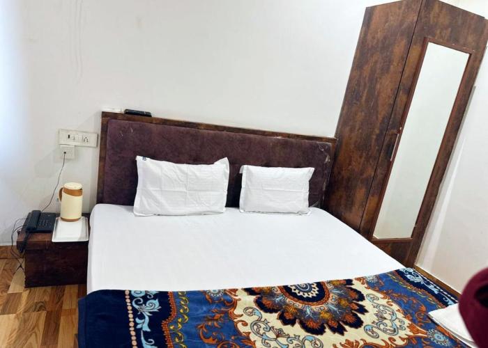 Laxmi Residency ! nearby Prem mandir & ISCKON temple - Best in location! close to All Main Attractions, Standard rooms