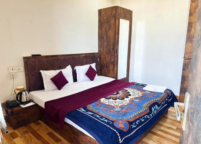 Laxmi Residency ! nearby Prem mandir & ISCKON temple - Best in location! close to All Main Attractions, Standard rooms