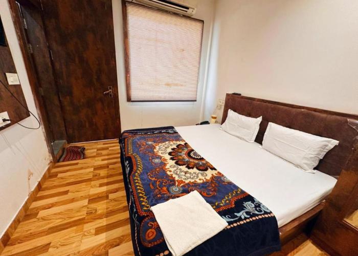 Laxmi Residency ! nearby Prem mandir & ISCKON temple - Best in location! close to All Main Attractions, Standard rooms