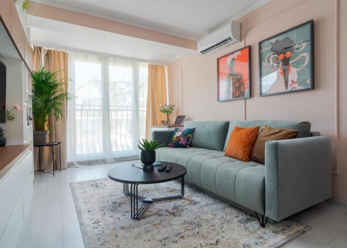 Maison Colorée - Bright And Cozy Home by Metro And Mall
