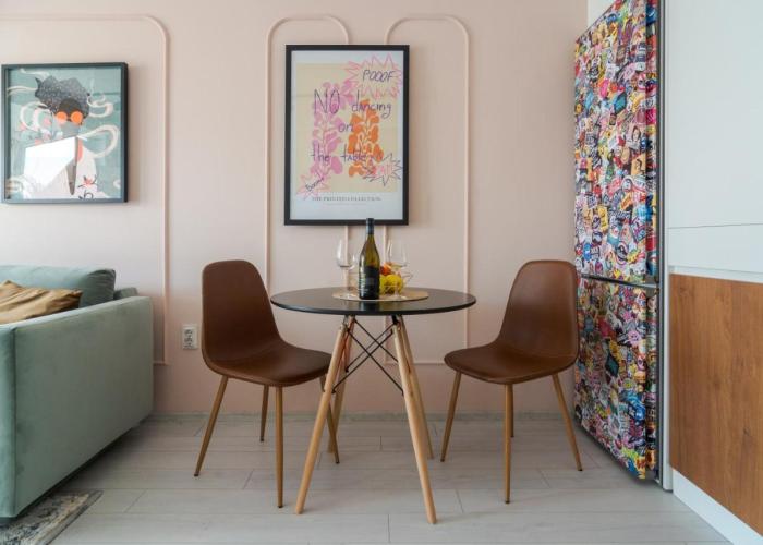 Maison Colorée - Bright And Cozy Home by Metro And Mall
