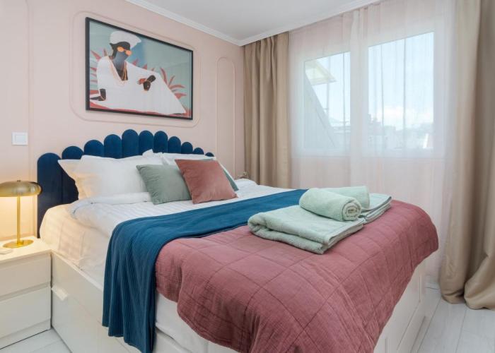 Maison Colorée - Bright And Cozy Home by Metro And Mall