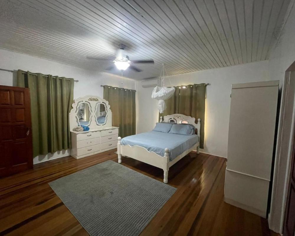 фото Lyn's Place