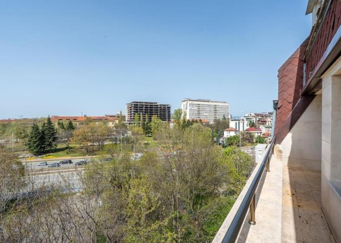Elegant Aristocratic 2 BDRM Flat, TOP Location