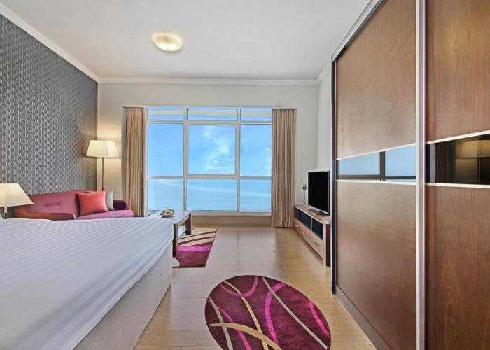 White Square Curve Hotel & Suites
