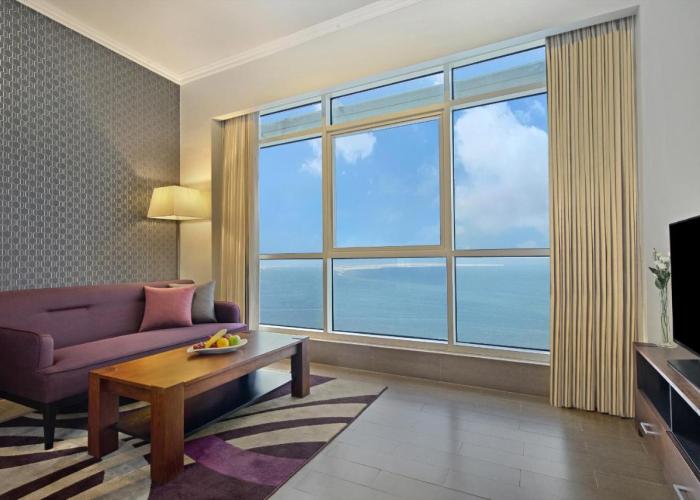 White Square Curve Hotel & Suites