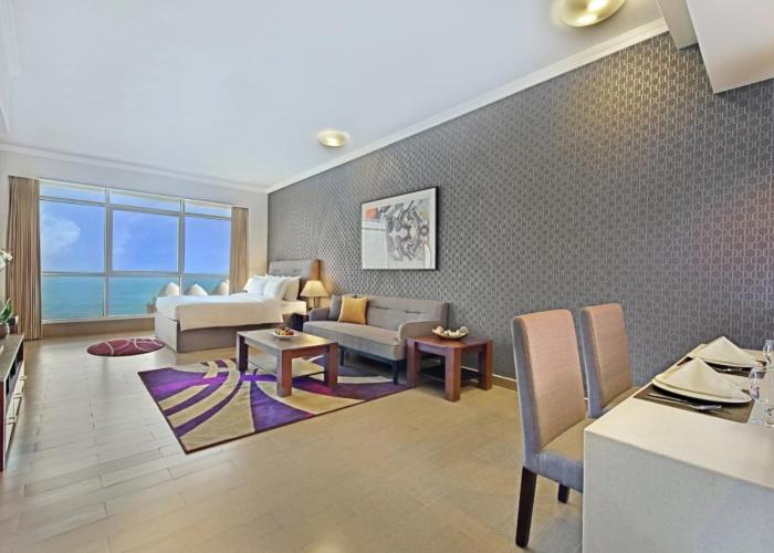 White Square Curve Hotel & Suites