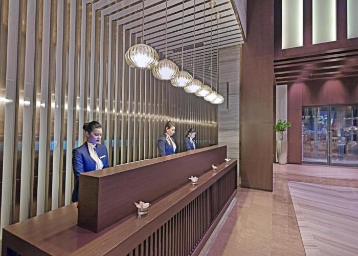 White Square Curve Hotel & Suites