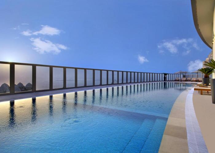 White Square Curve Hotel & Suites