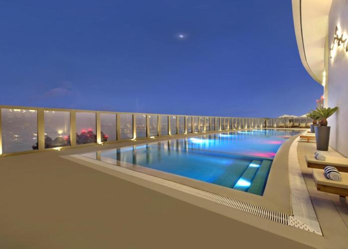 White Square Curve Hotel & Suites