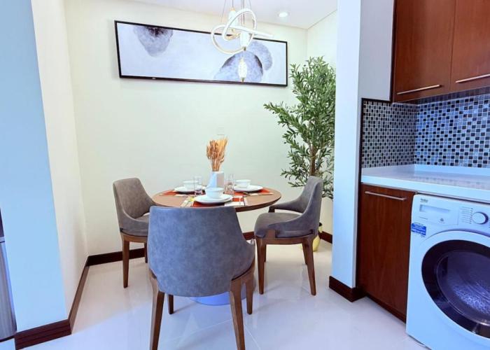75 inch TV One Bedroom Apartment