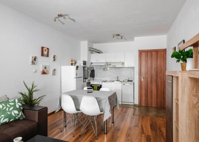 Terra Vibes - Central 1BD with balcony by Flat Mаnager