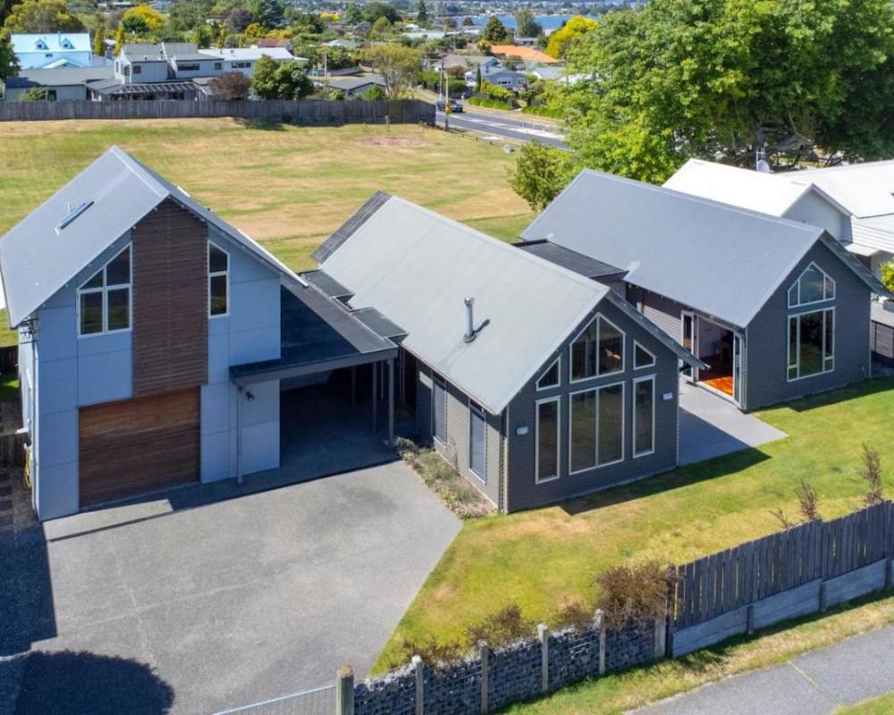 Huia Heights, Modern 4BR Home With Park Views