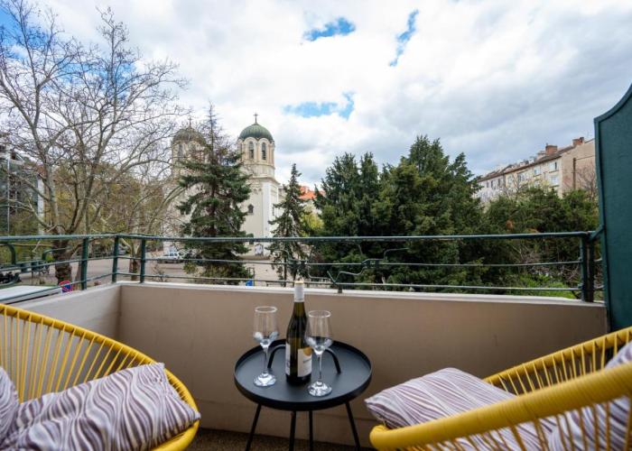 Luminous 2BDR with Balcony & View in the center